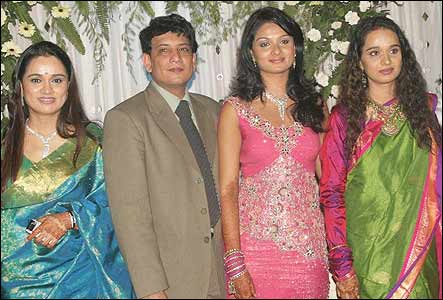 Padmini Kolhapure and Shivangi with the couple.